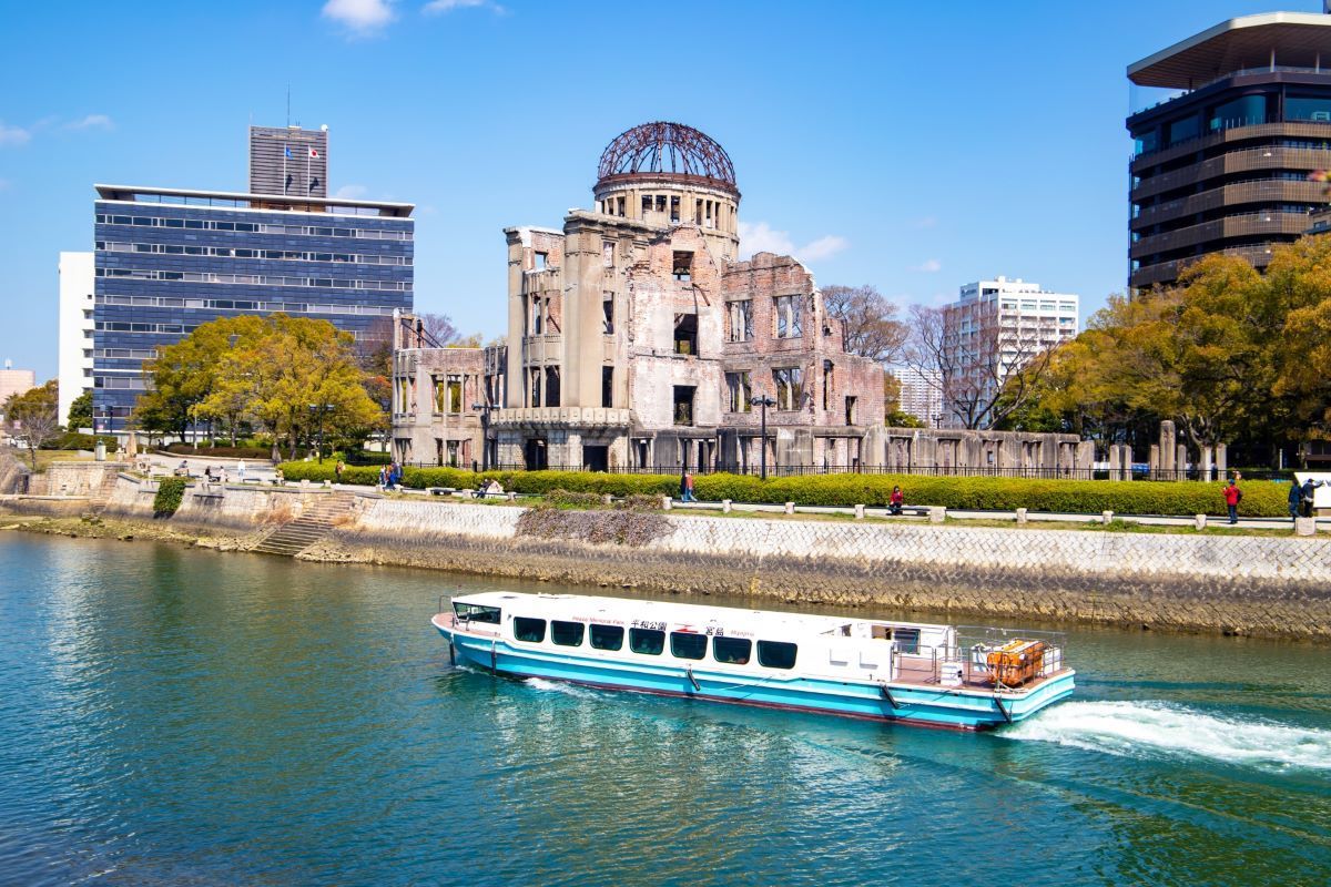 Tour boat that runs along the river in Hiroshima