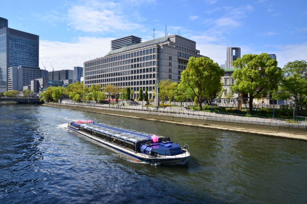 Nakanoshima Park and Aqu Liner Boat in Osaka