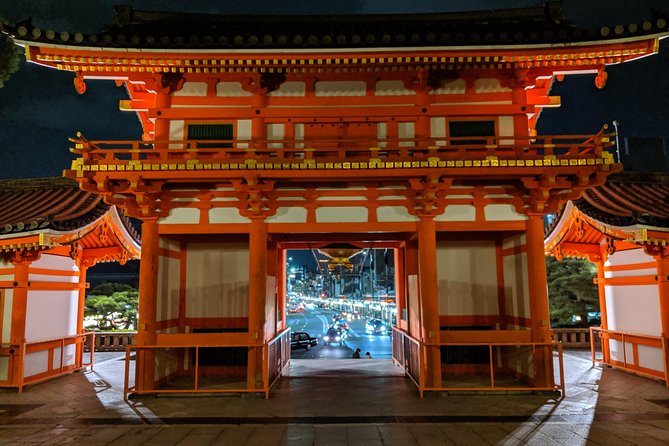 Discover Kyoto's Geisha District of Gion! - Geisha Spotting: Tips and Tricks to Catch a Glimpse of These Elusive Artists