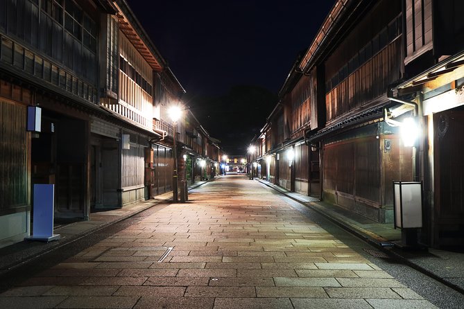 Kanazawa Private Night Tour Photoshoot Session by Professional Photographer - Nighttime Photoshoot Session