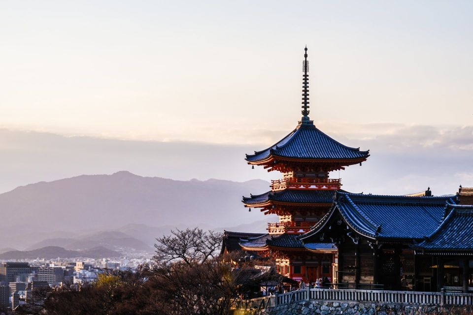 Kyoto: Historic Higashiyama Walking Tour - Gion: Discover the Geisha Culture