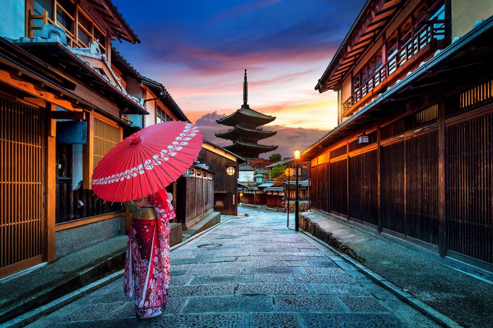 Kyoto: Gion District Guided Walking Tour at Night With Snack - Tour Highlights