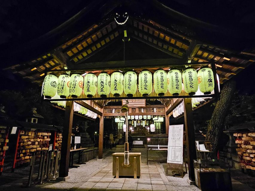 Kyoto: Gion District Guided Walking Tour at Night With Snack - Meeting Point and Check-in