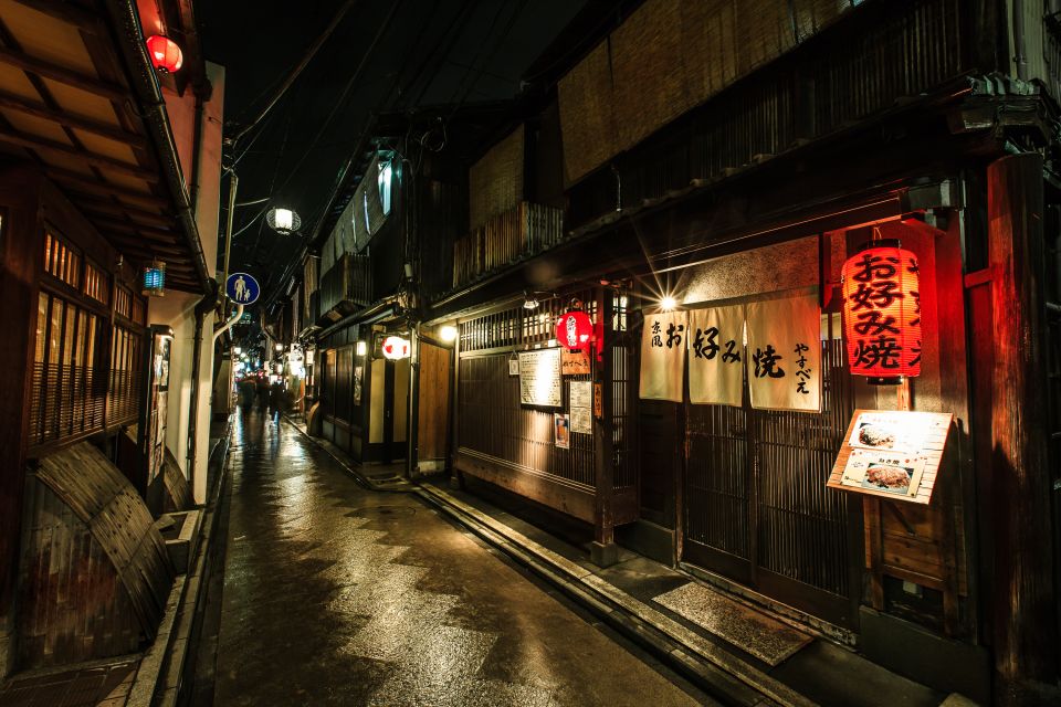 Kyoto: Gion District Guided Walking Tour at Night With Snack - Tour Itinerary