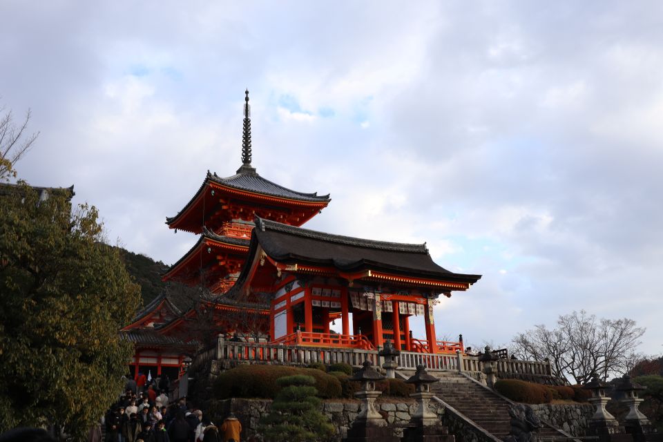 Kyoto: Fushimi Inari Shrine and Kiyomizu-dera (Spanish Guide) - Description of Fushimi Inari-taisha