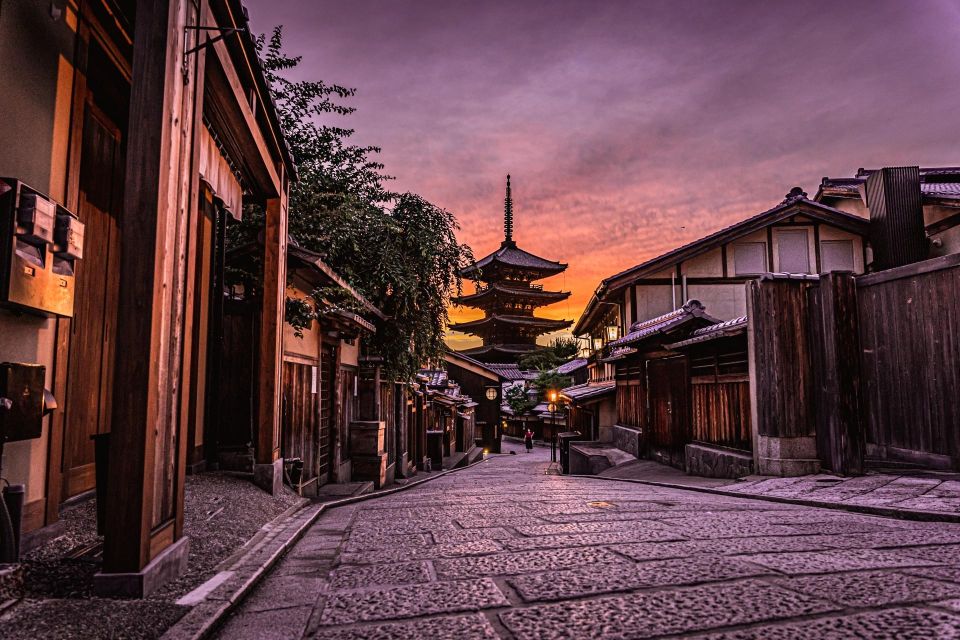 Kyoto: Gion Night Walk (Incl Drink & Souvenir Gift) - Experience Highlights